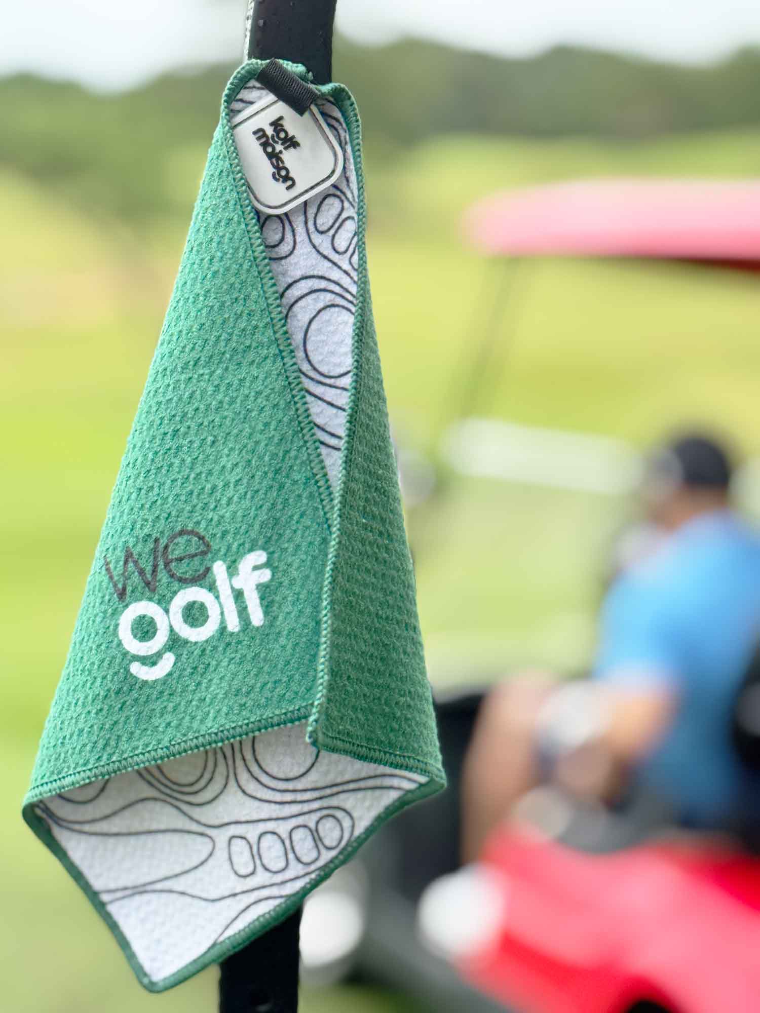 Premium Kolf Maison golf towel in elegant magnetic color