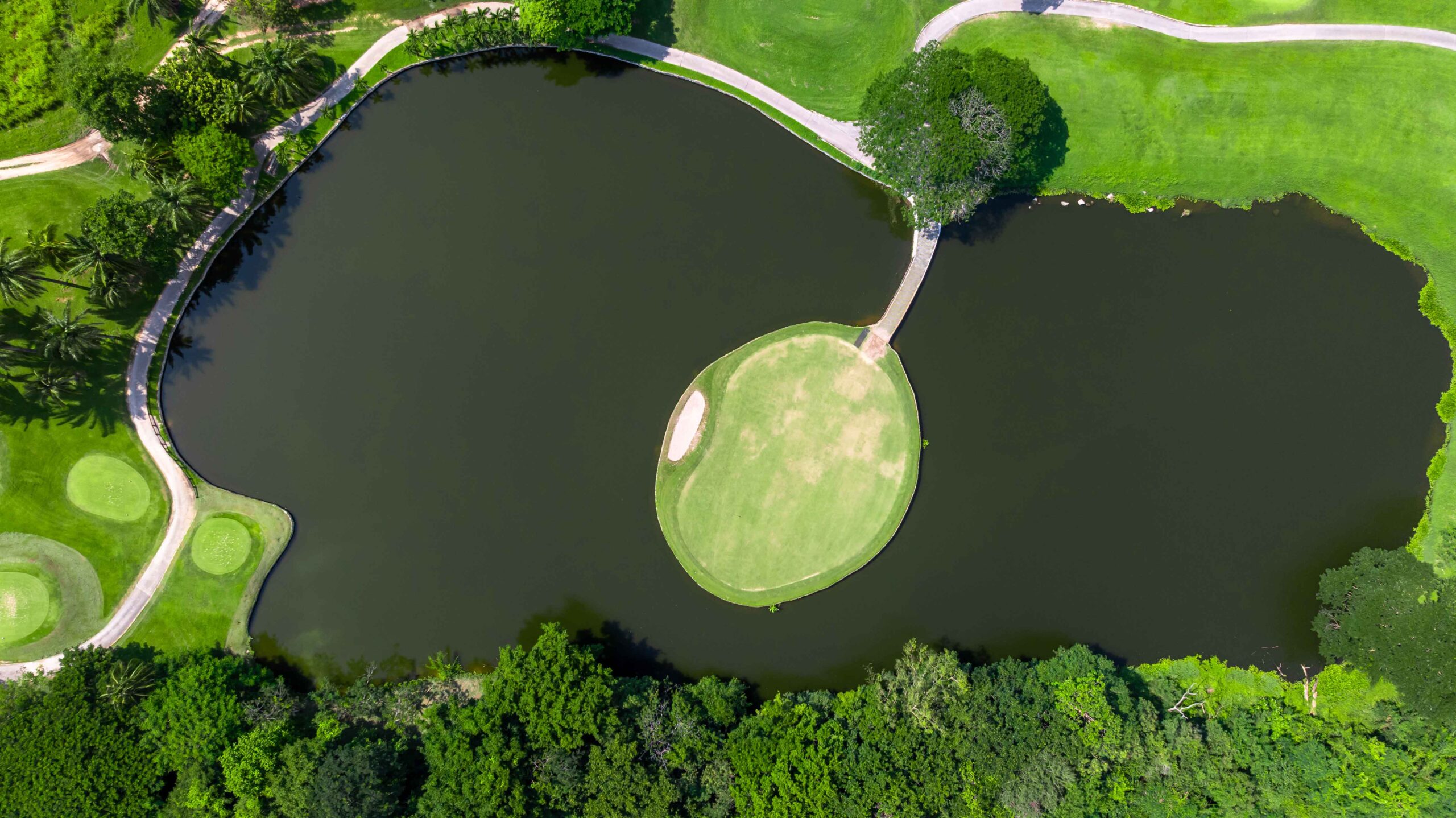 Aerial view of a lush golf course, embodying the Kolf Maison ethos